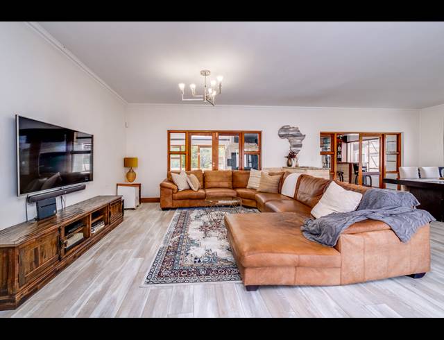 4 BEDROOM FREESTANDING SOLD IN FOURWAYS